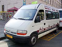 City Shuttle auf Renault Master-Basis mit 14+1+1 Sitzen.
